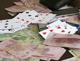 Nu chap hanh vien Chi cuc thi hanh an bi bat trong xoi bac giua dem hinh anh