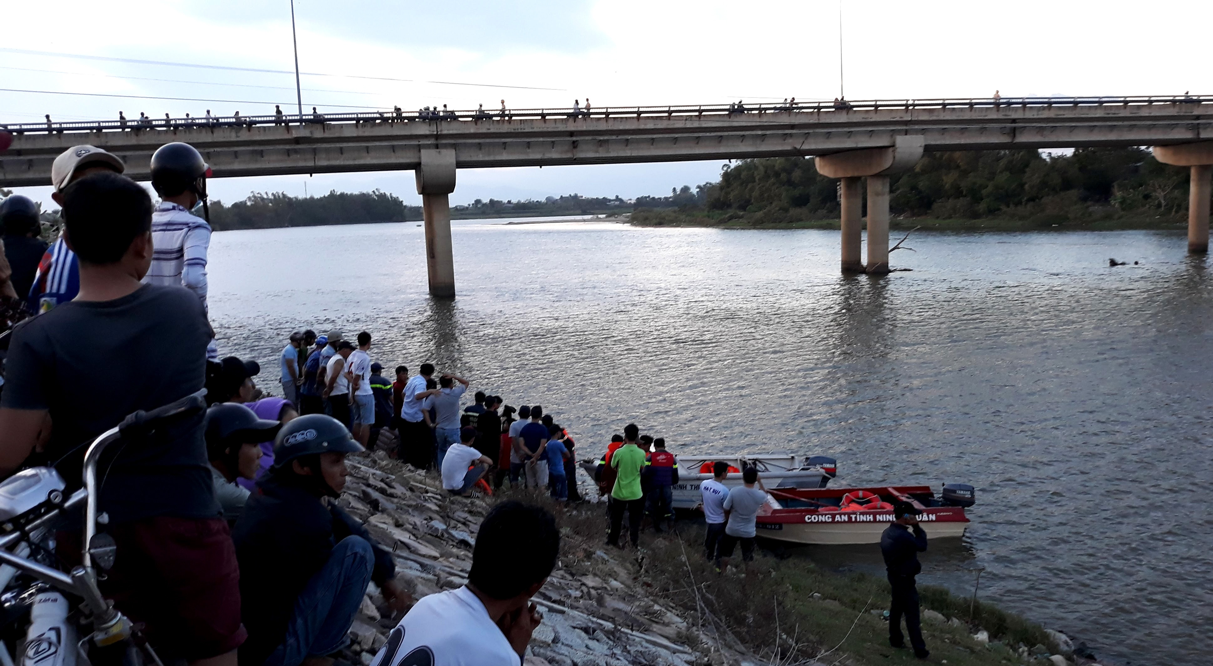 Thanh nien 20 tuoi nhay xuong song Dinh mat tich hinh anh