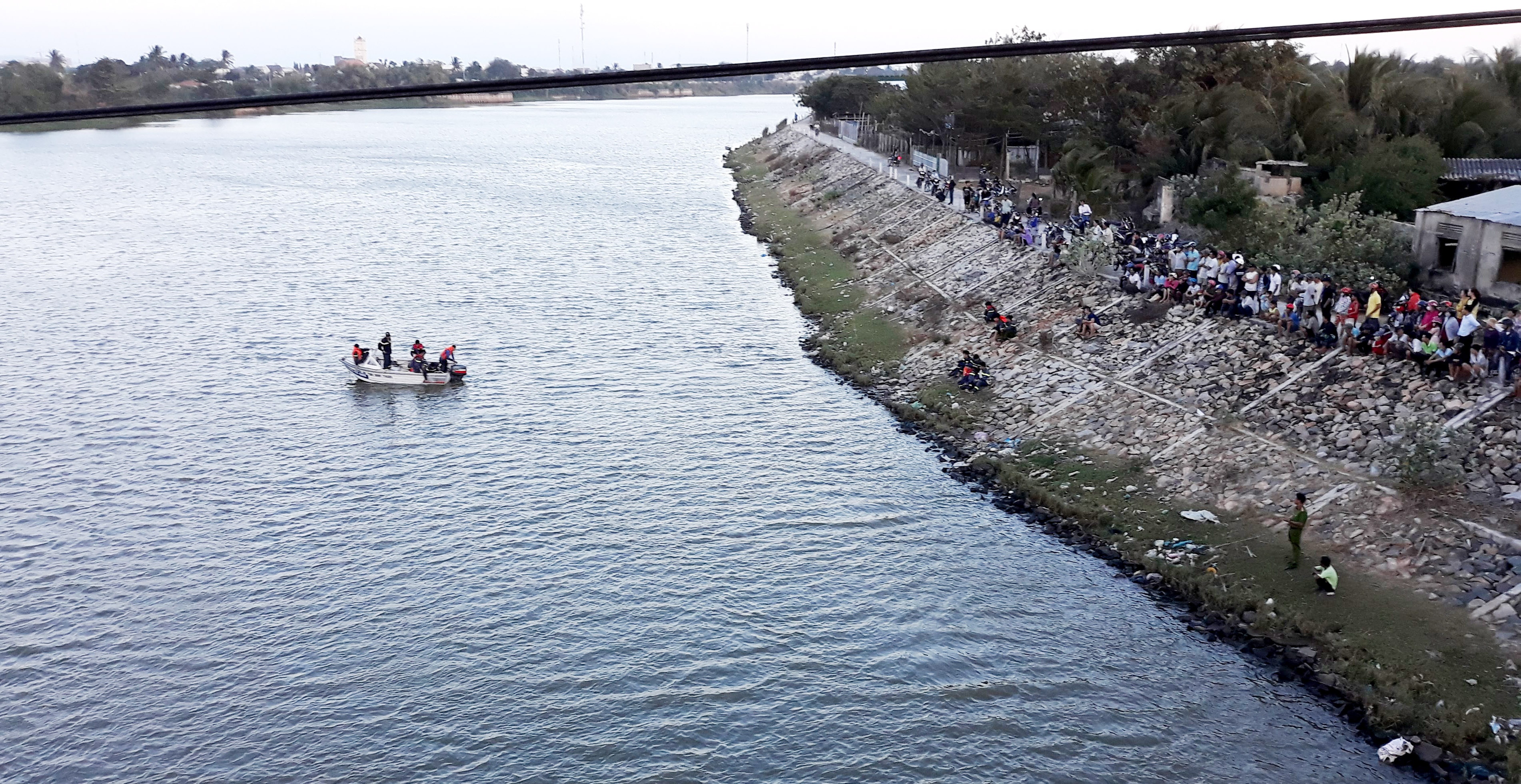 Thanh niên 20 tuổi nhảy xuống sông Dinh ảnh 1 Thanh nien 20 tuoi nhay xuong song Dinh anh 1