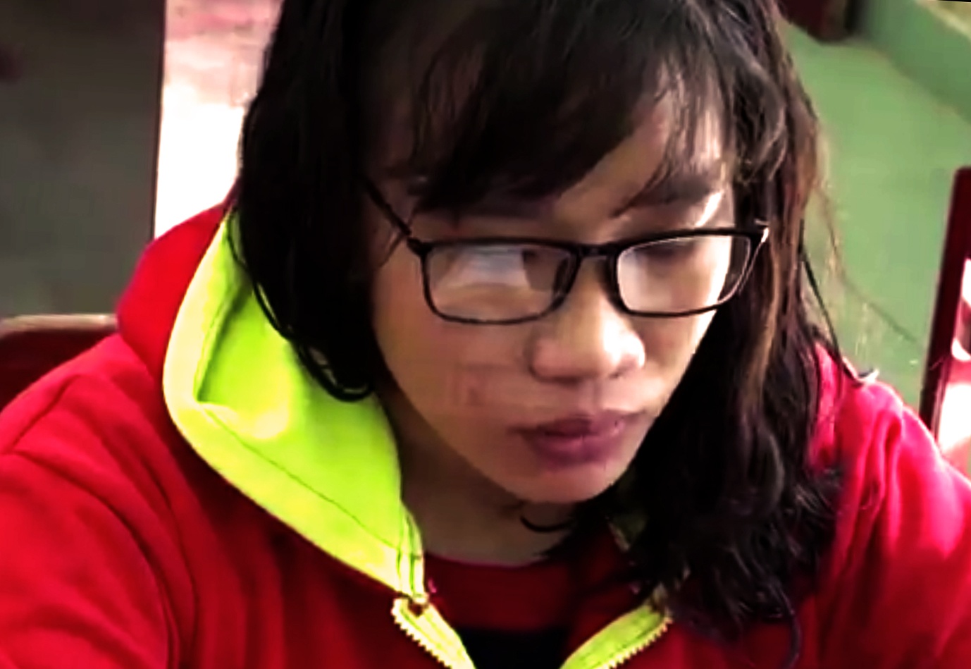 Khoi to nu 9X thue 6 xe may mang di cam hinh anh