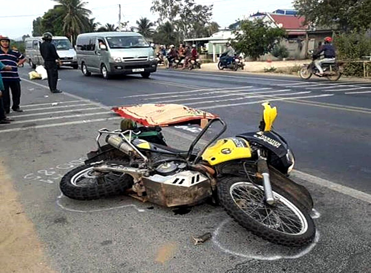 Truy tim chiec xe va cham voi moto khien phuot thu tu vong hinh anh