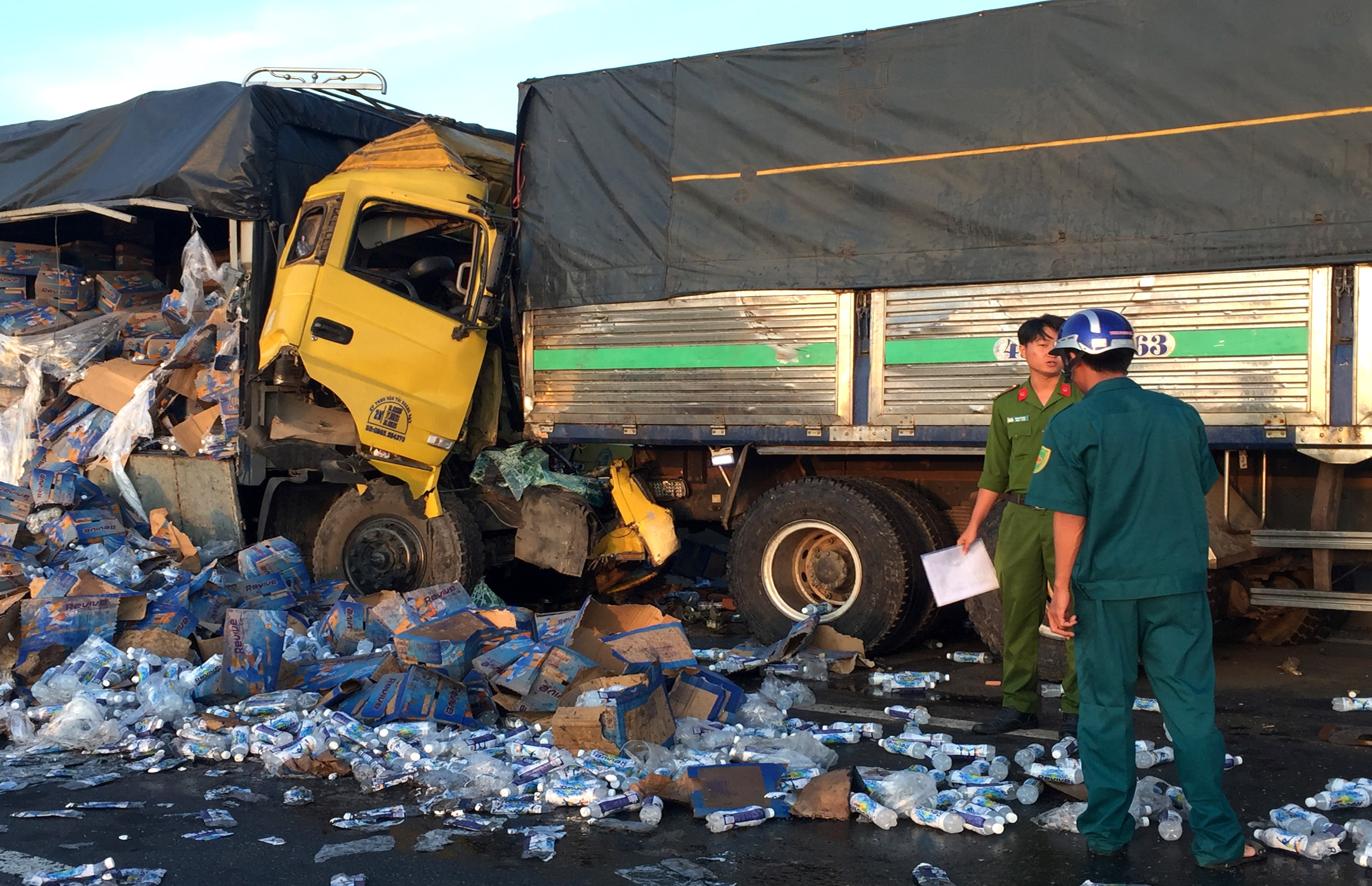 Tai xe 26 tuoi tu vong khi dam vao duoi xe tai no lop giua duong hinh anh