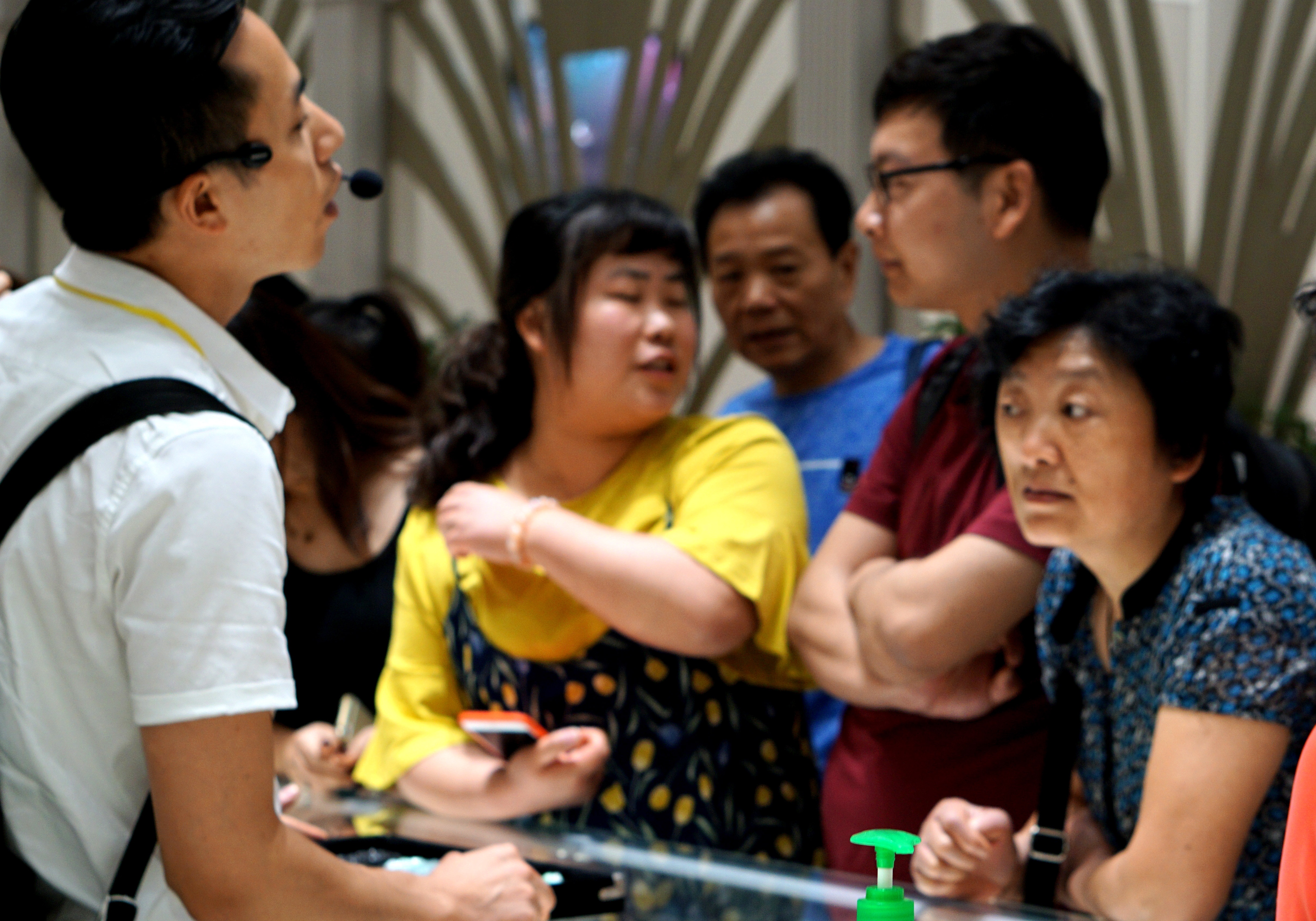 Dinh chi viec don khach Trung Quoc trai phep cua cong ty san xuat nem hinh anh