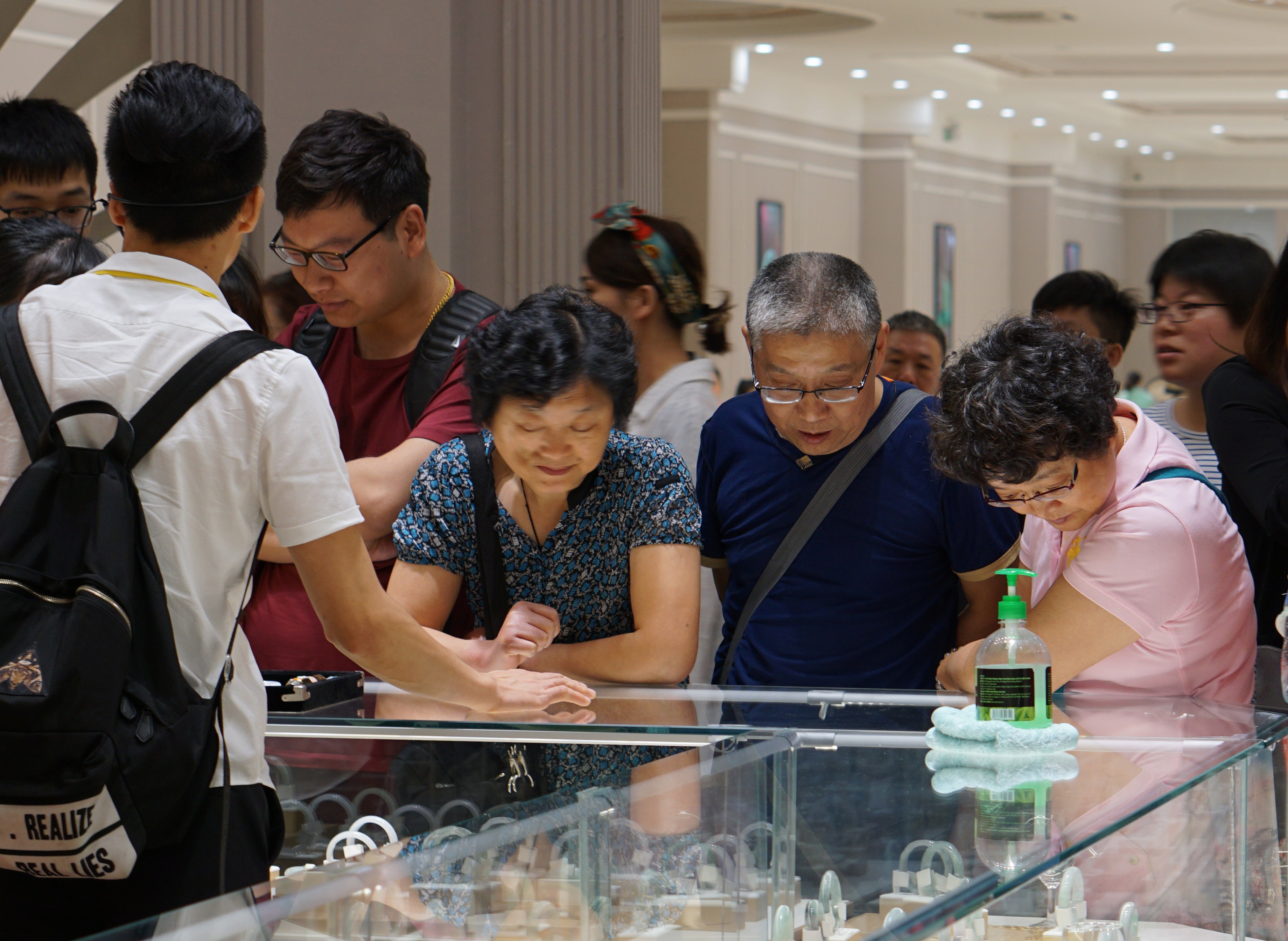 Ben trong cong ty nem don khach Trung Quoc trai phep co gi? hinh anh