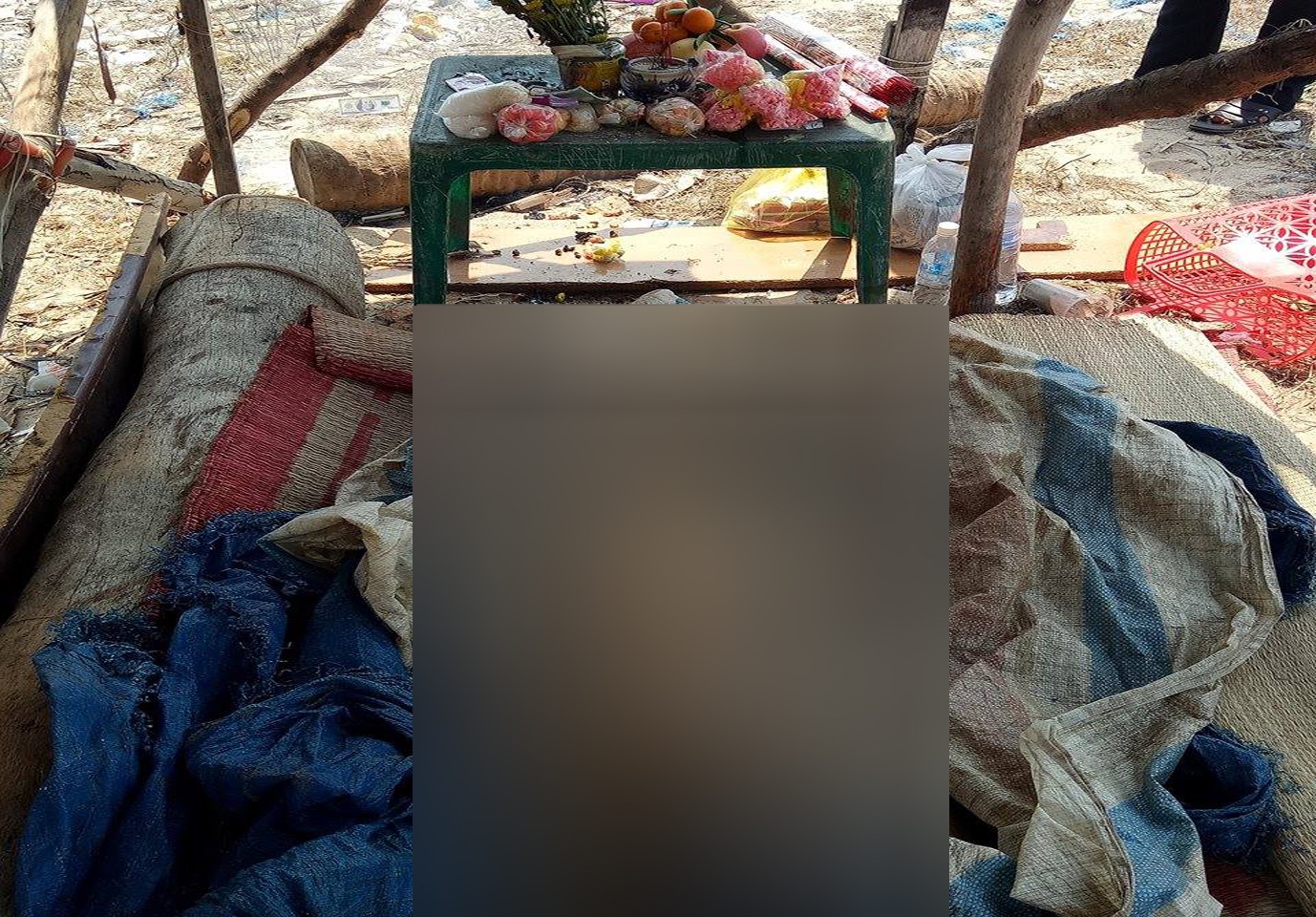 Phat hien xac chet khong dau troi tren bien La Gi hinh anh