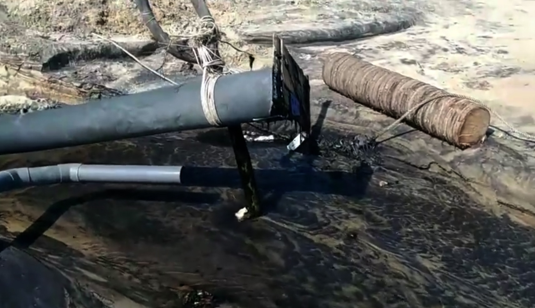 Nuoc den, hoi chay ra bien Mui Ne hinh anh