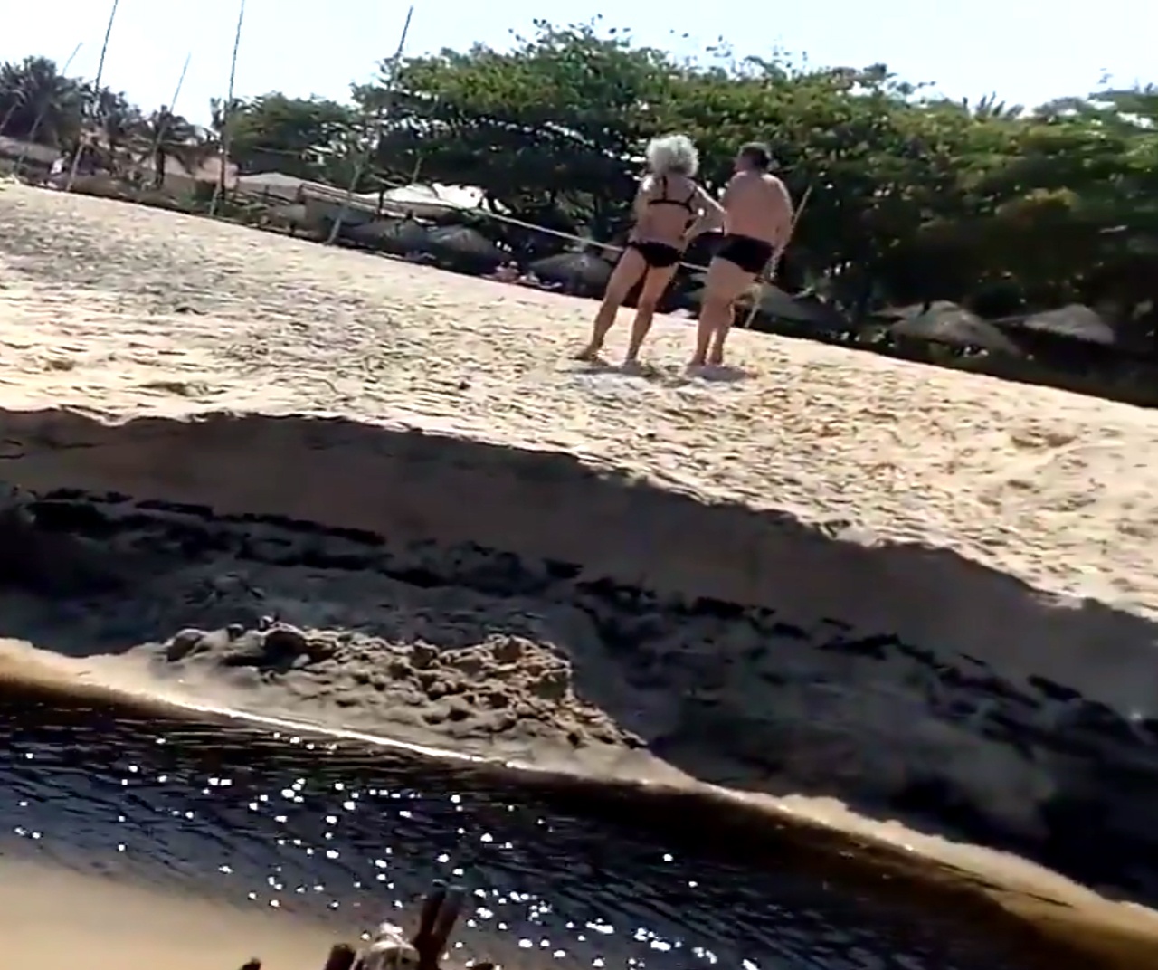 nước đen ngòm hôi thối xả ra biển mũi né ảnh 1 nuoc den ngom hoi thoi xa ra bien mui ne anh 1