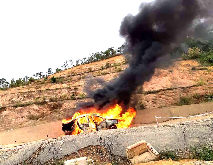 xe cháy trơ khung sắt ảnh 1 xe chay tro khung sat anh 1