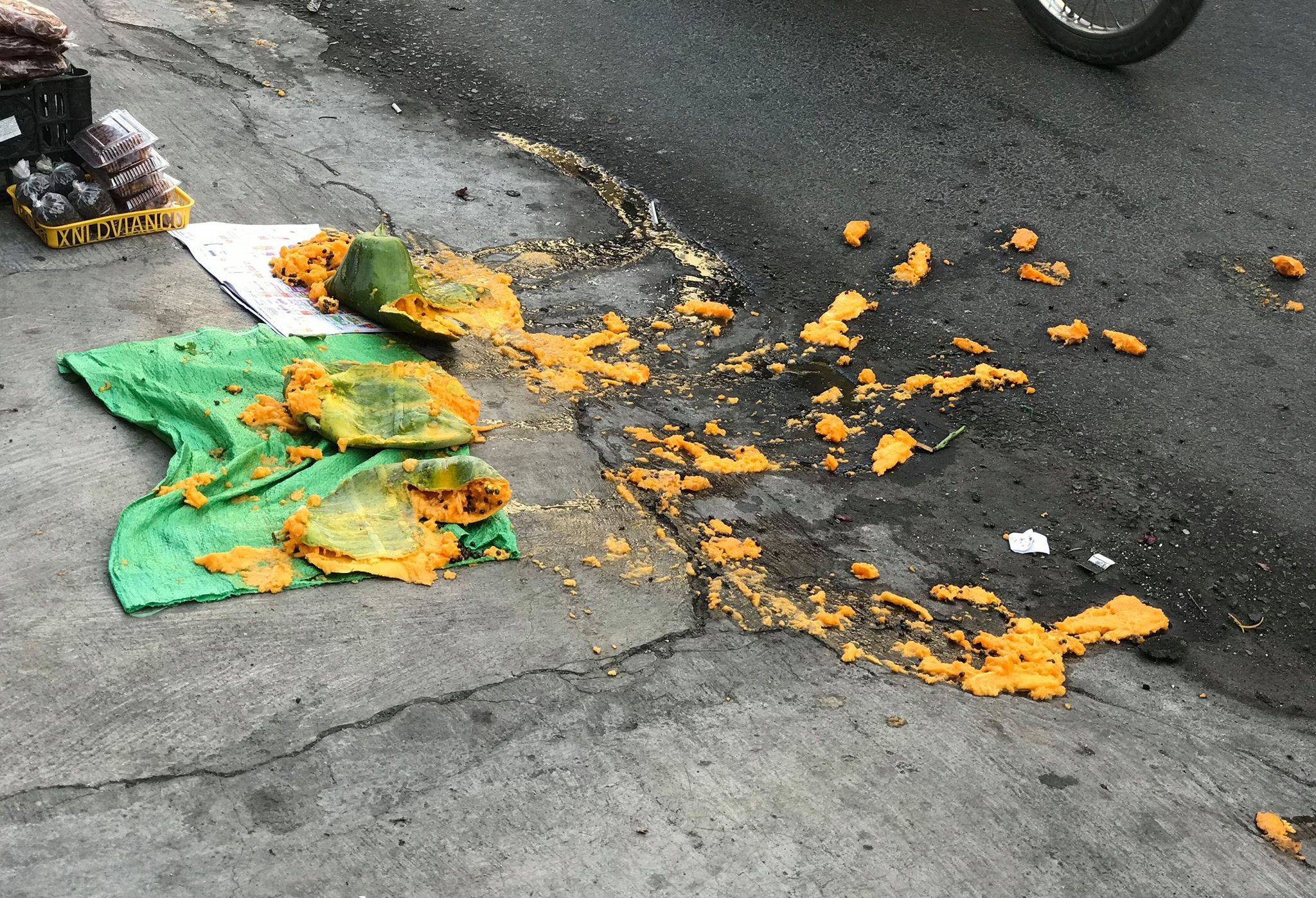 Pho giam doc benh vien bi to lai oto can trai cay cua nguoi ban rong hinh anh