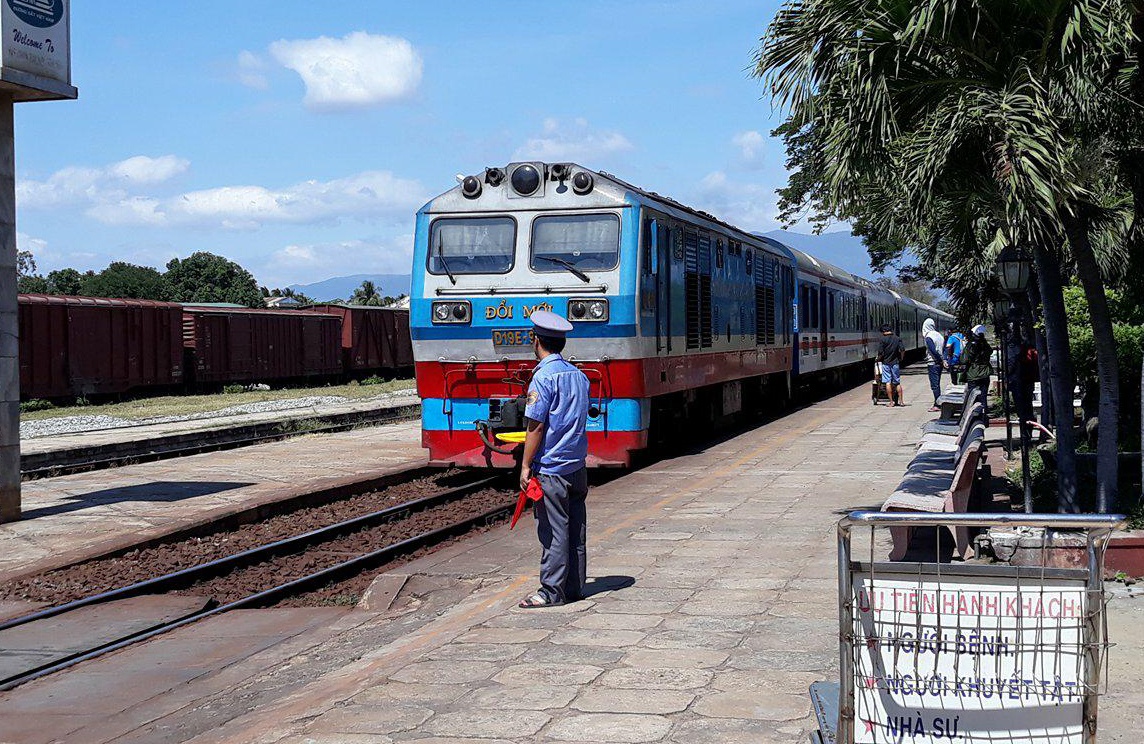 Tau trat duong ray, hang tram hanh khach thoat nan hinh anh