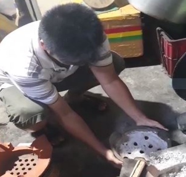 Cai lo dat bong dinh chat vao nen nha hinh anh