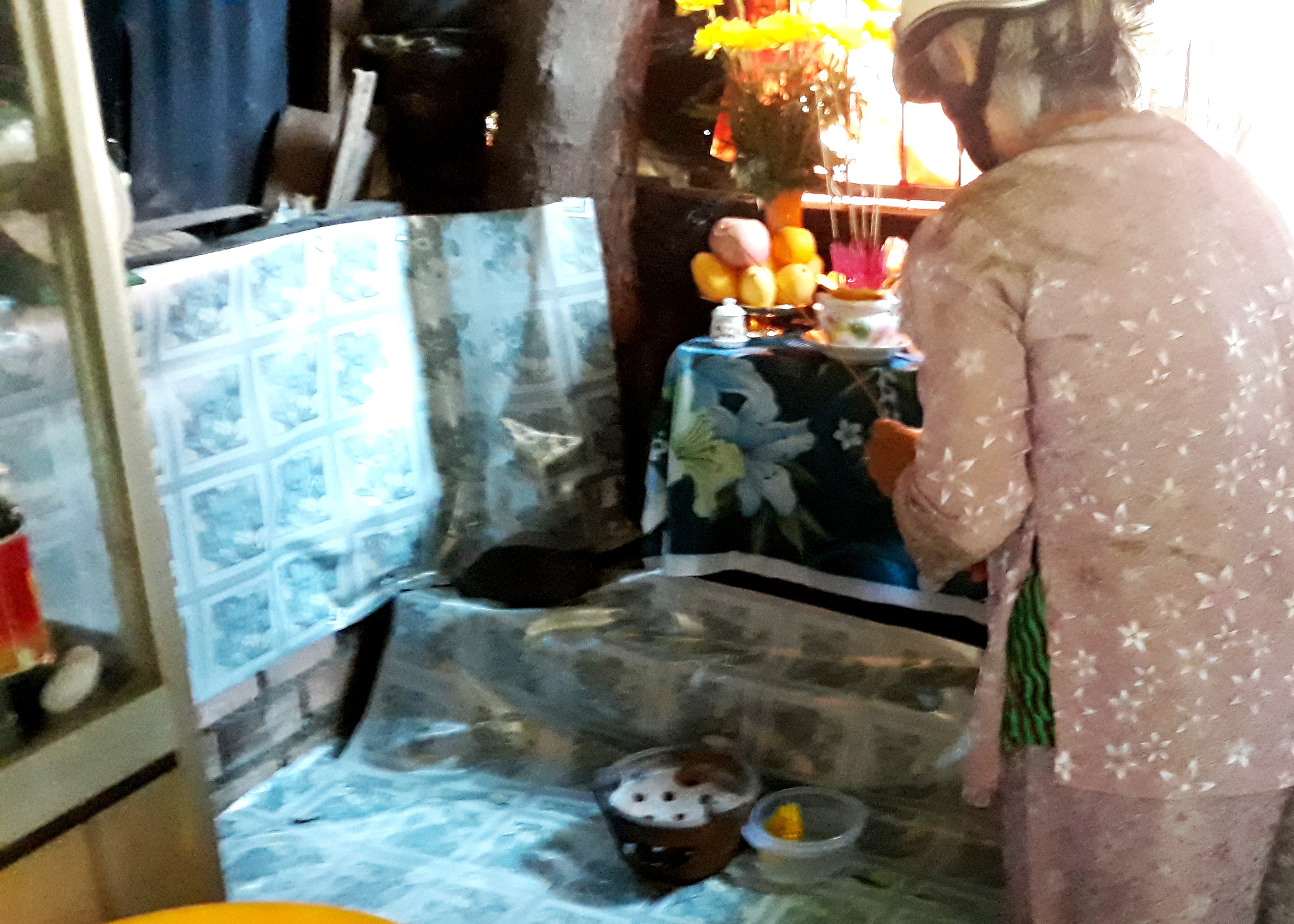 chiec lo dinh chat vao nen dat anh 1