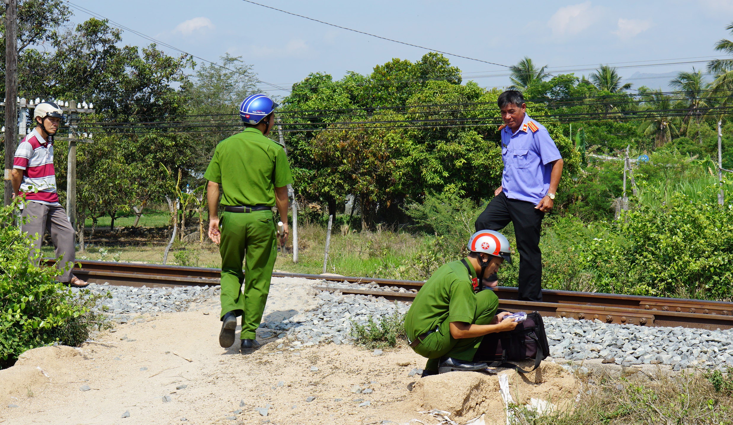 Nguoi dan ong 66 tuoi bi tau lua tong tu vong khi di dua tang hinh anh