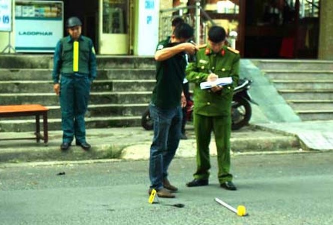 Bat khan cap nhom doi no dam chet chu nha 44 tuoi hinh anh