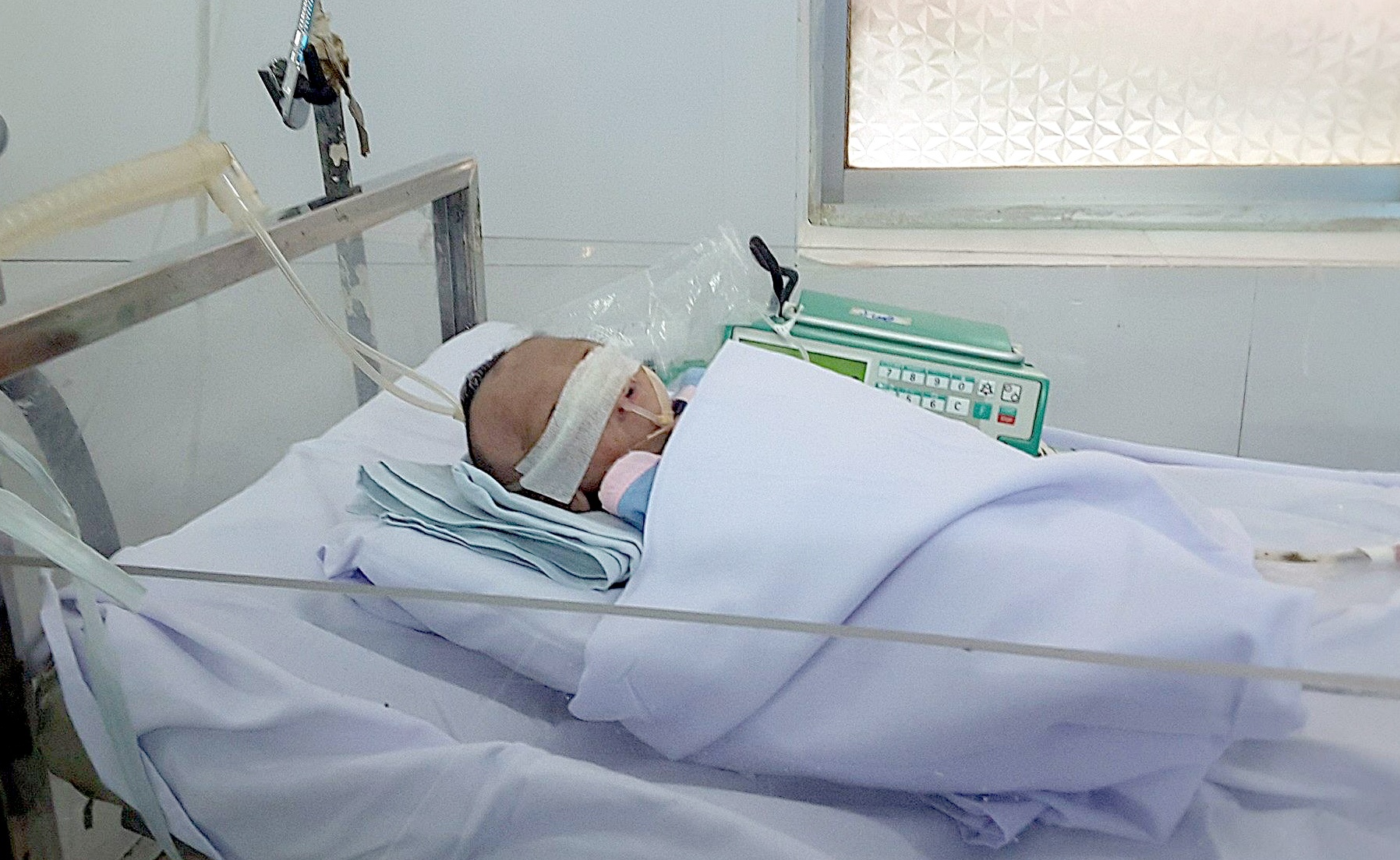 Be gai sinh non nang 1,2 kg bi bo roi tai benh vien hinh anh