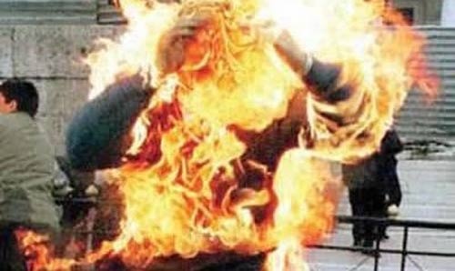 Gian chong, vo tu thieu khien con gai 4 tuoi tu vong hinh anh