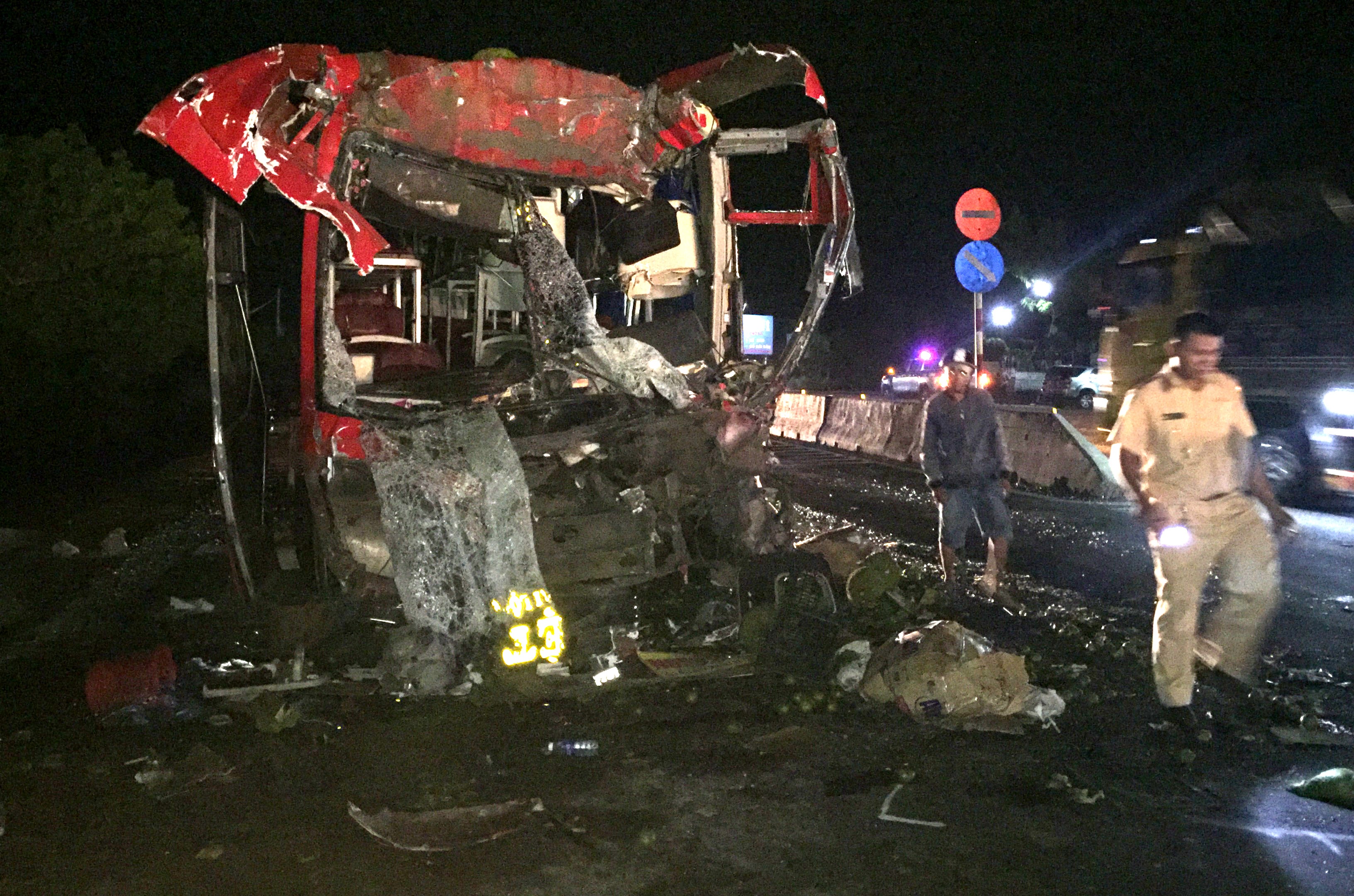 Xe giuong nam vo nat sau cu tong oto dau keo, 12 nguoi bi thuong hinh anh