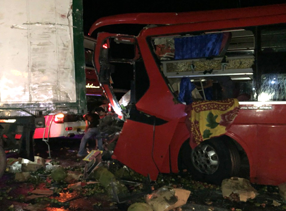 Tai xe xe khach gay chan sau cu tong vao oto dau keo hinh anh