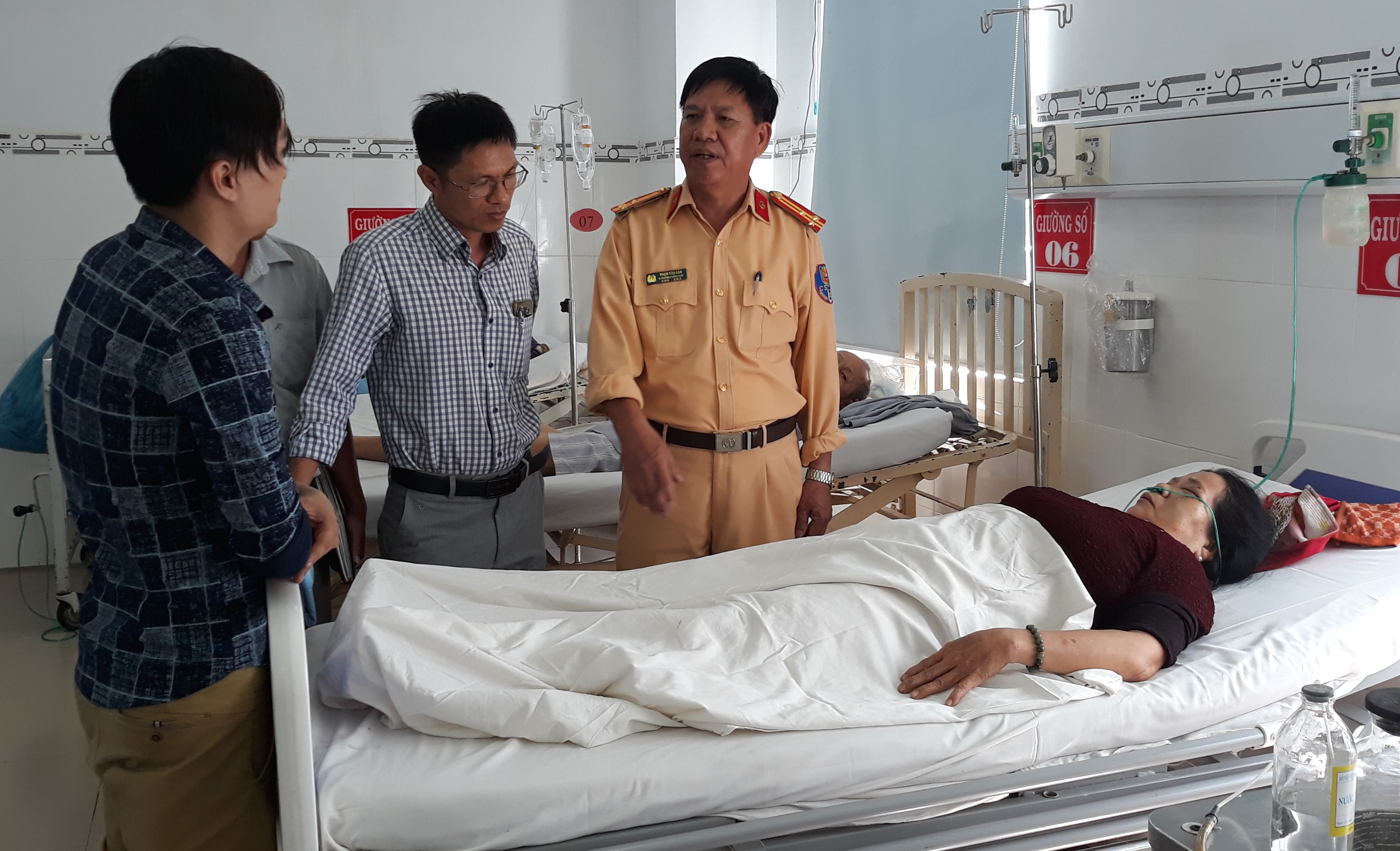 Nhan chung ke luc xe khach dam vao oto dau keo lam 15 nguoi bi thuong hinh anh