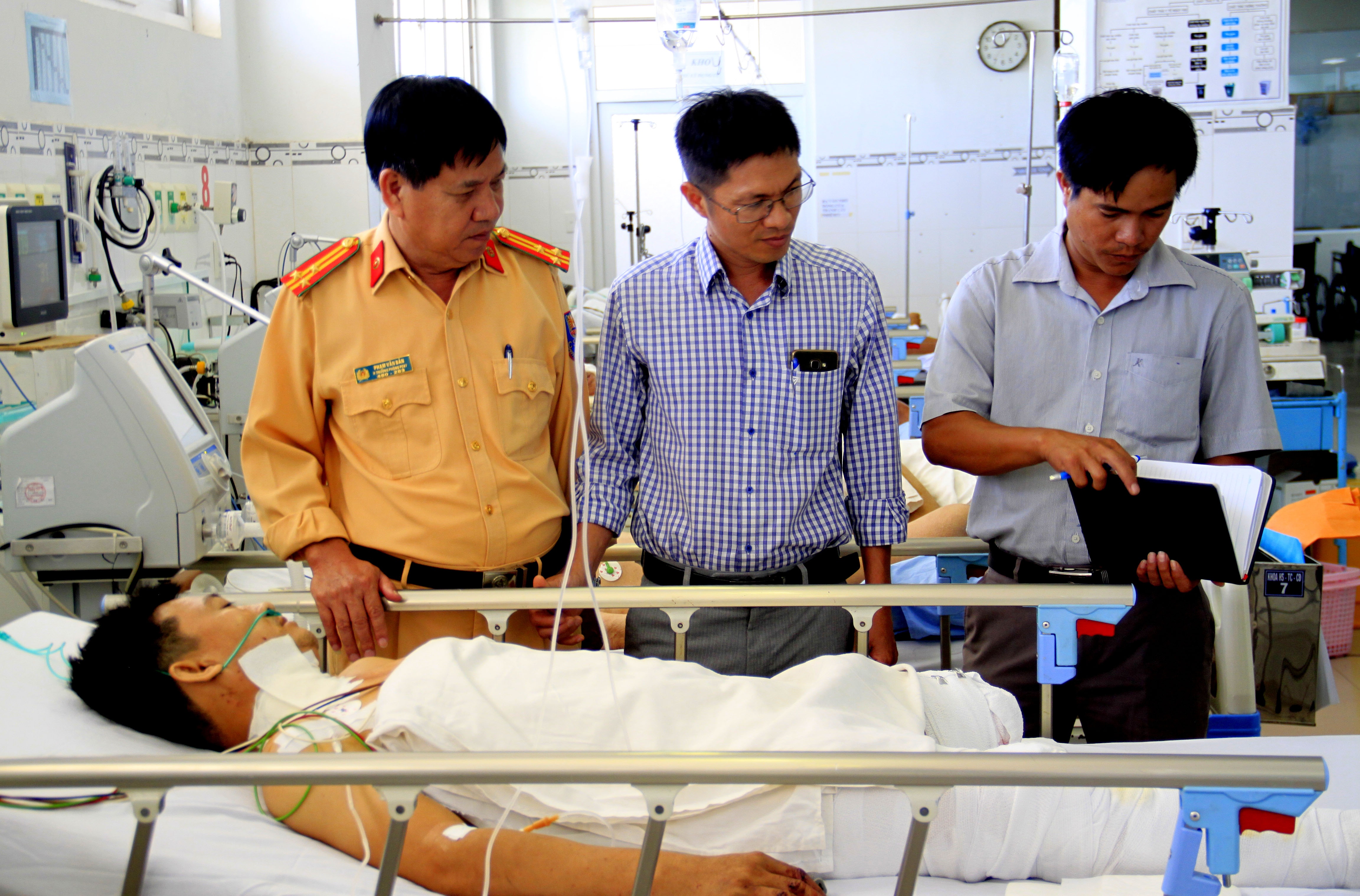 Tai xe xe khach phai cat bo chan sau va cham voi oto dau keo hinh anh