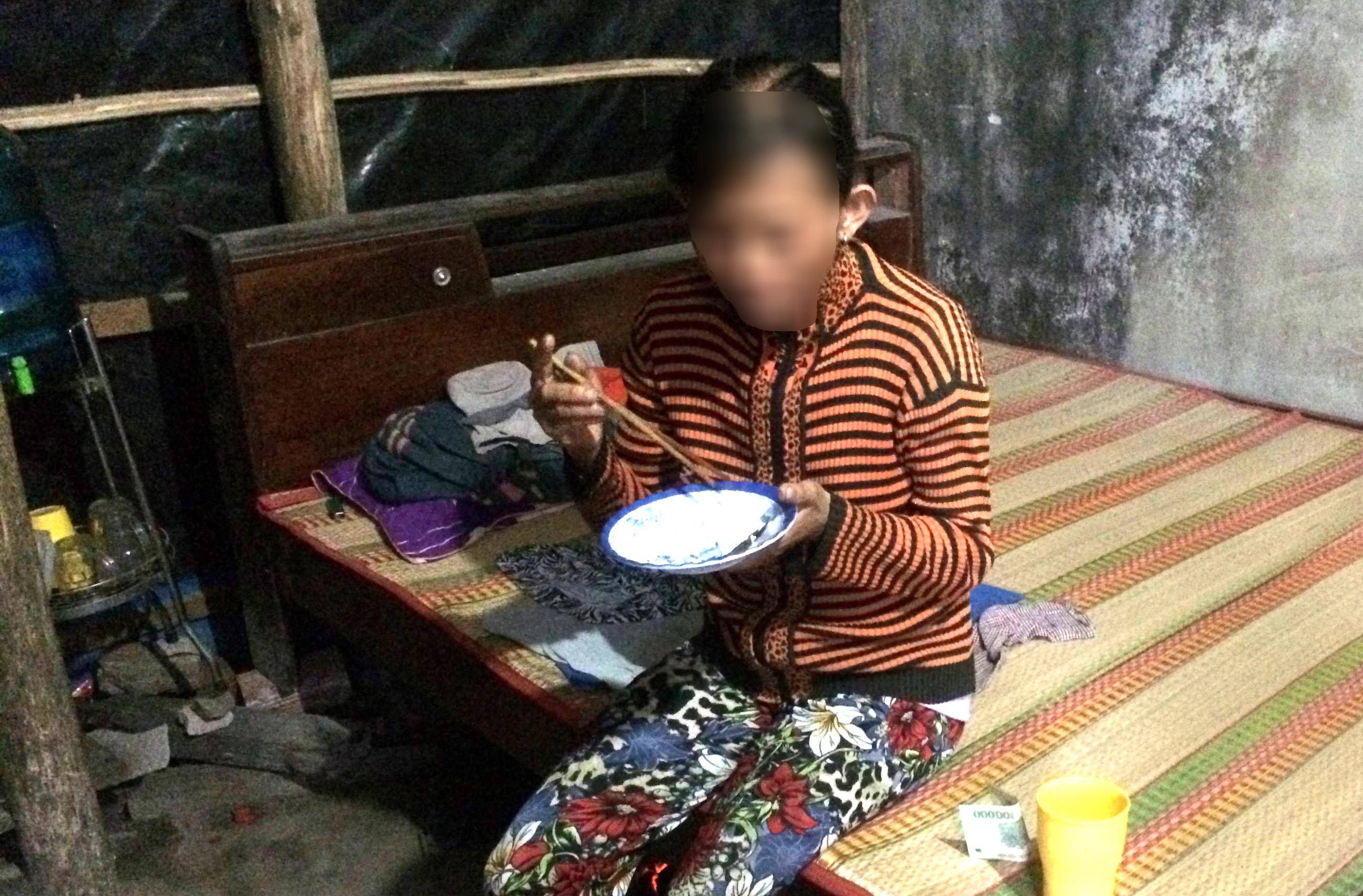 Vu be trai bi chon song: Khoi to vu an giet hoac vut bo con moi de hinh anh