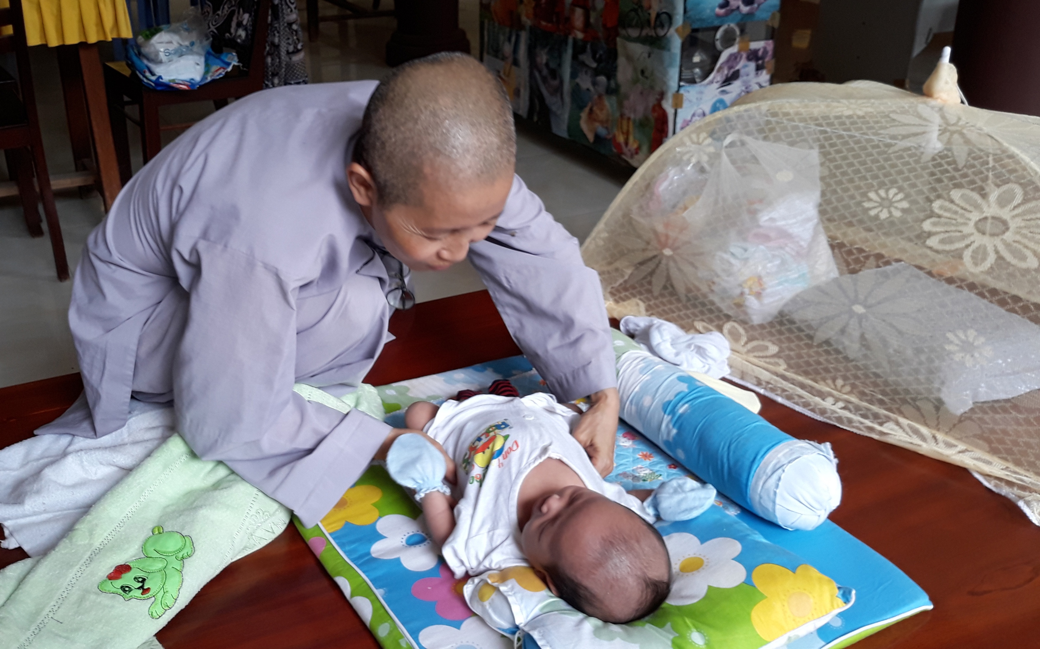 Be trai gan 5 kg bi bo truoc cong chua hinh anh