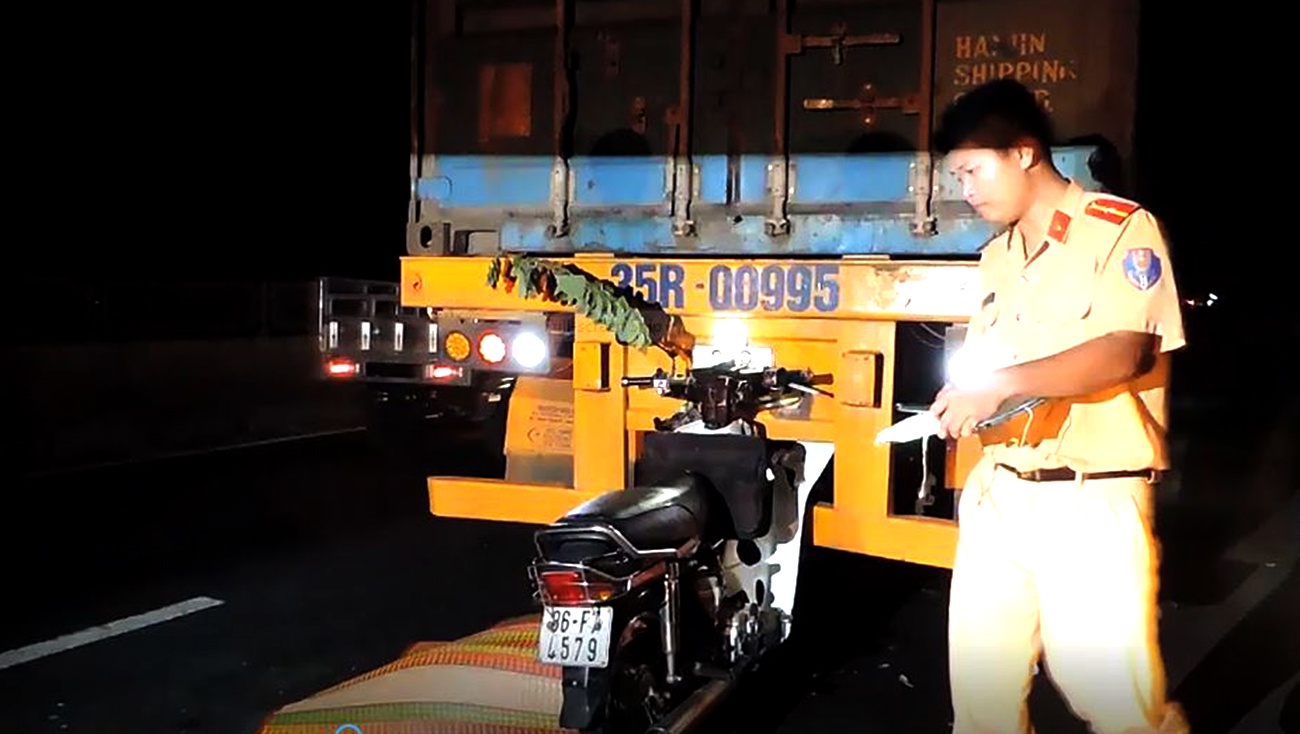 Truong tram y te xa tu vong khi tong vao duoi xe dau keo hinh anh