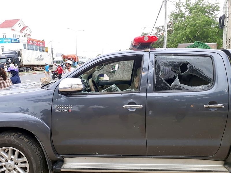 đập phá trụ sở ubnd tỉnh bình thuận ảnh 2 dap pha tru so ubnd tinh binh thuan anh 2