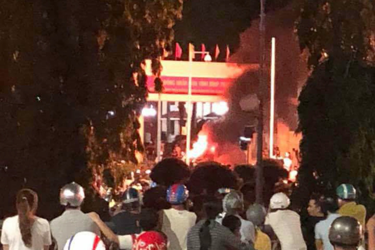 Doan nguoi qua khich tran vao tru so UBND tinh Binh Thuan hinh anh