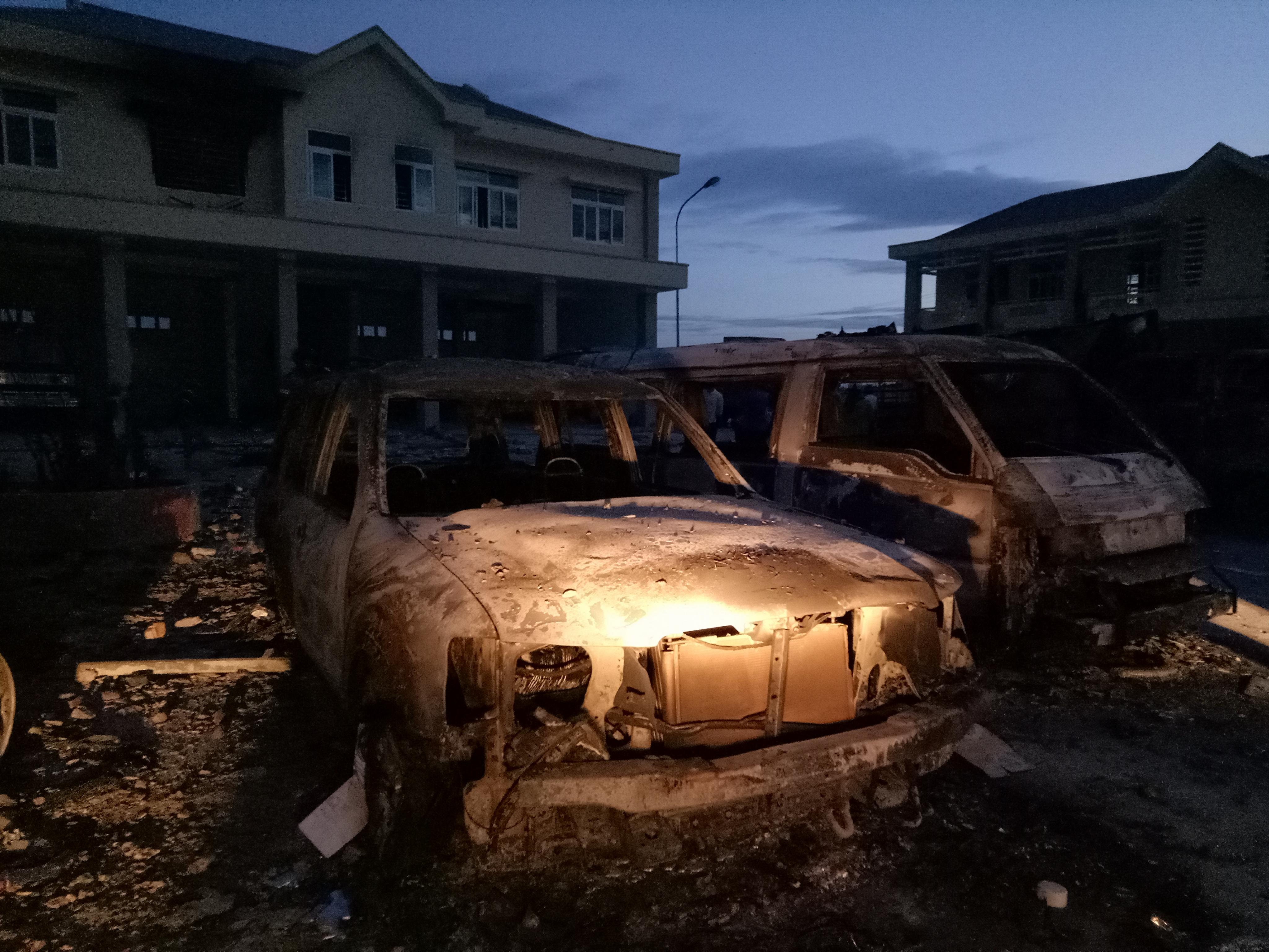 Nguoi qua khich dot 8 oto, lam hang chuc canh sat bi thuong hinh anh