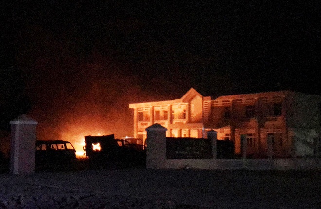 nguoi qua khich dem thu 2 tan cong tru so ub anh 1