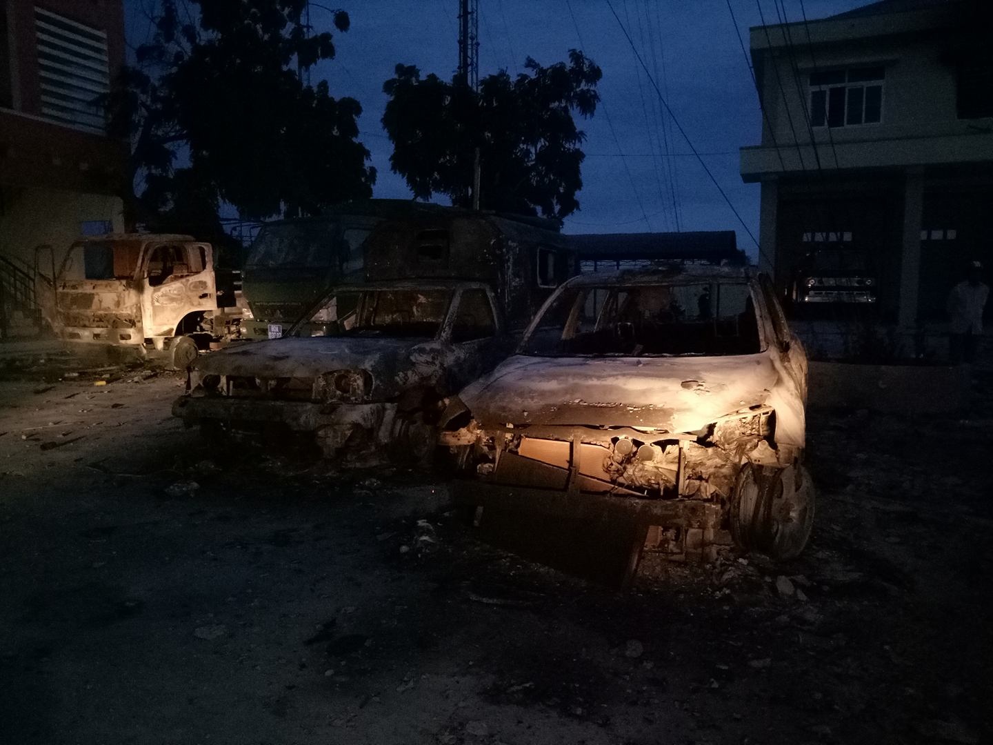 nguoi qua khich dem thu 2 tan cong tru so ub anh 3