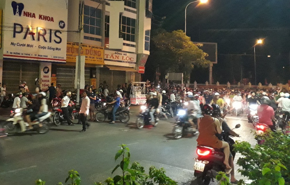 Thuong uy canh sat bi thuong khi giai tan dam dong qua khich hinh anh