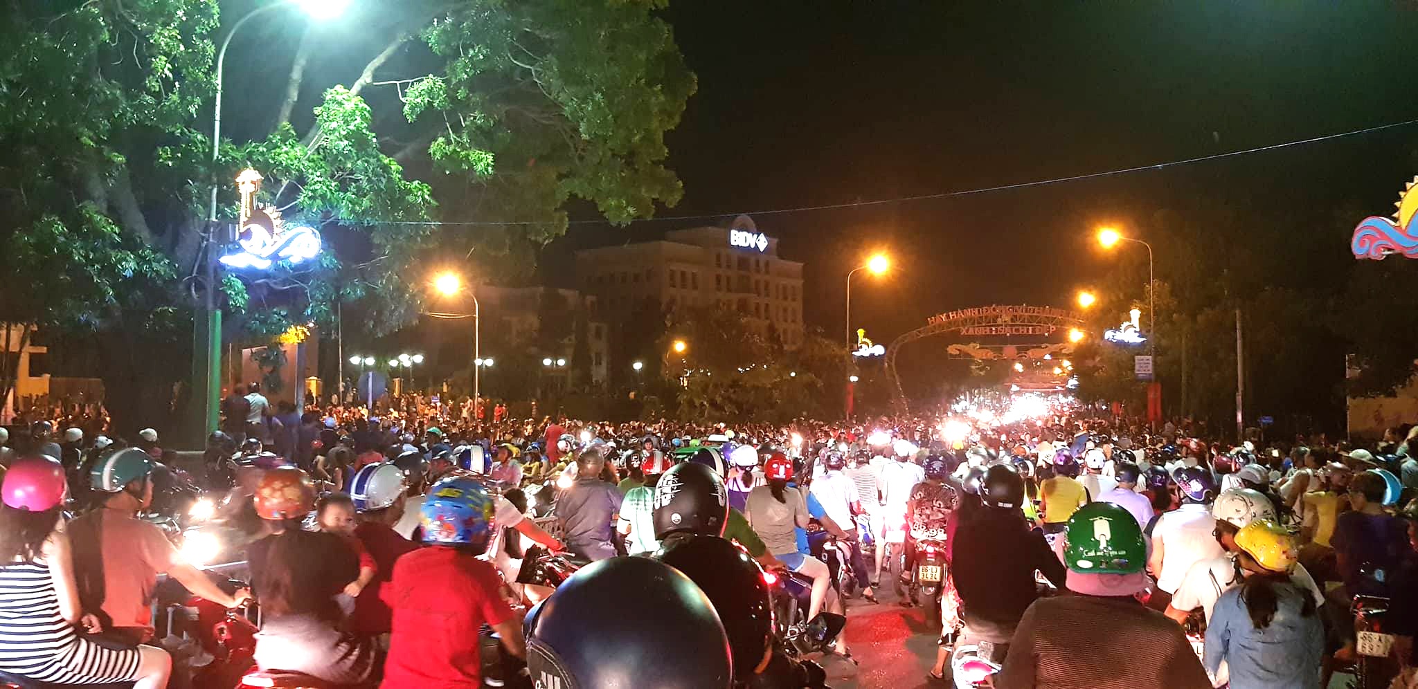 99 người bị bắt khi ném đá trụ sở ub ảnh 2 99 nguoi bi bat khi nem da tru so ub anh 2