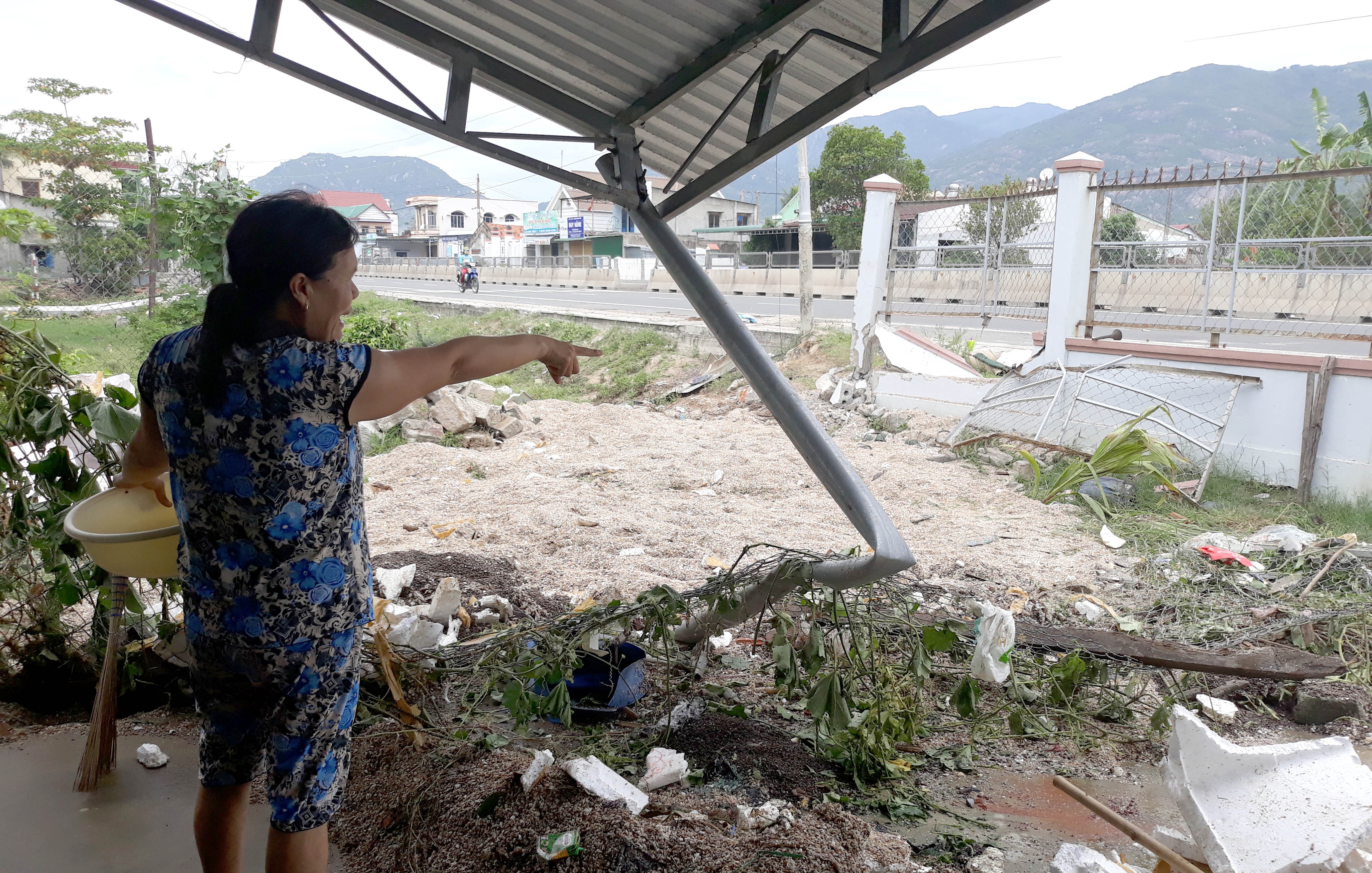 Phu xe 21 tuoi tu vong khi oto tai tong vao tuong hinh anh