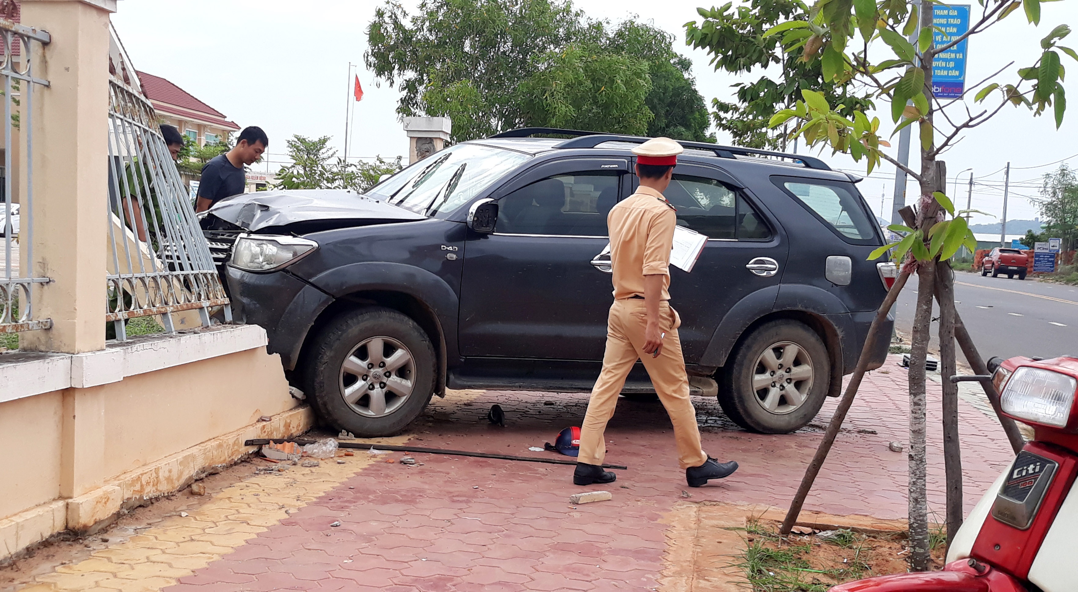 Tai xe tong thang oto vao nguoi dung tren via he roi bo tron hinh anh