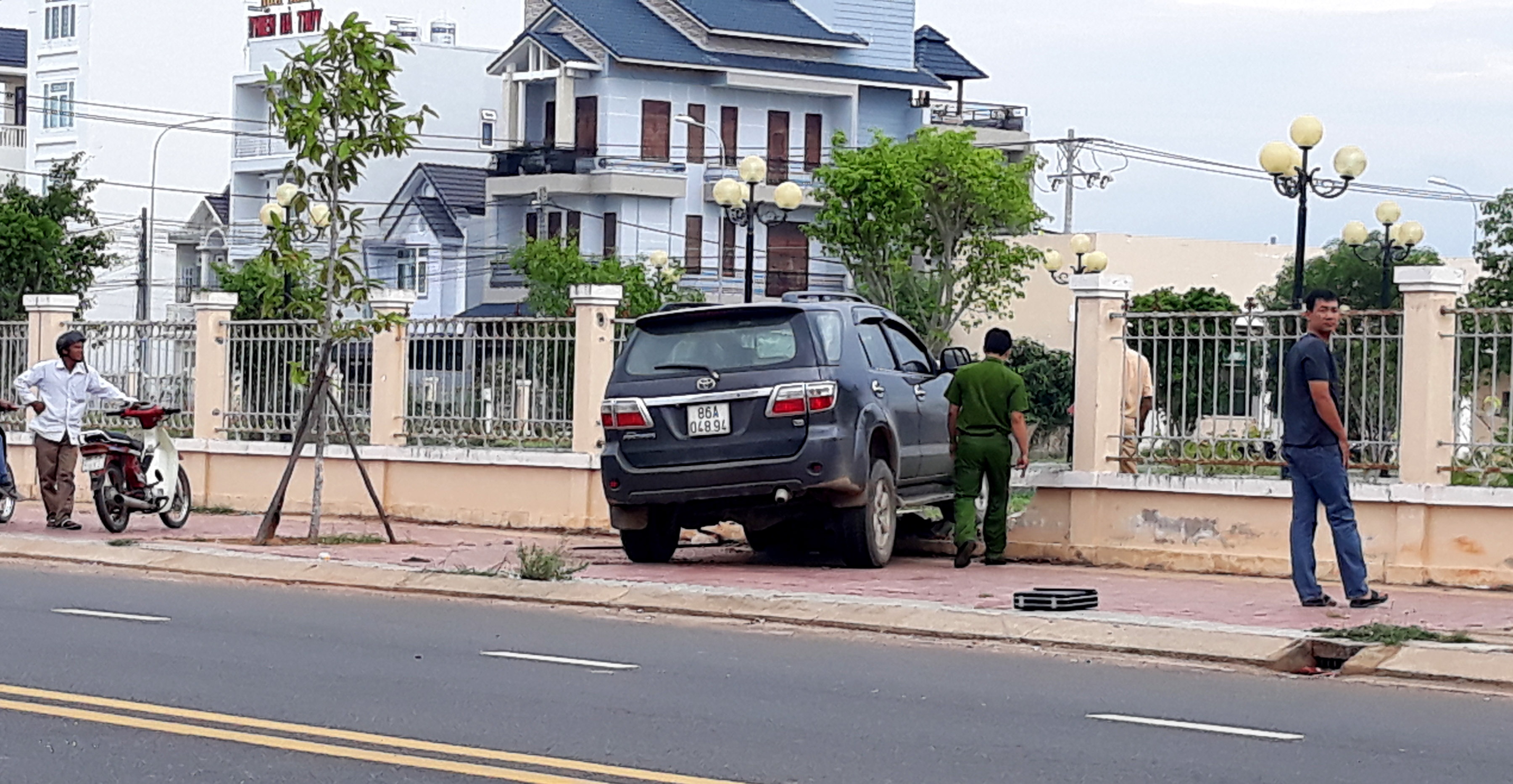 Dam oto vao nguoi khac roi bo tron hinh anh