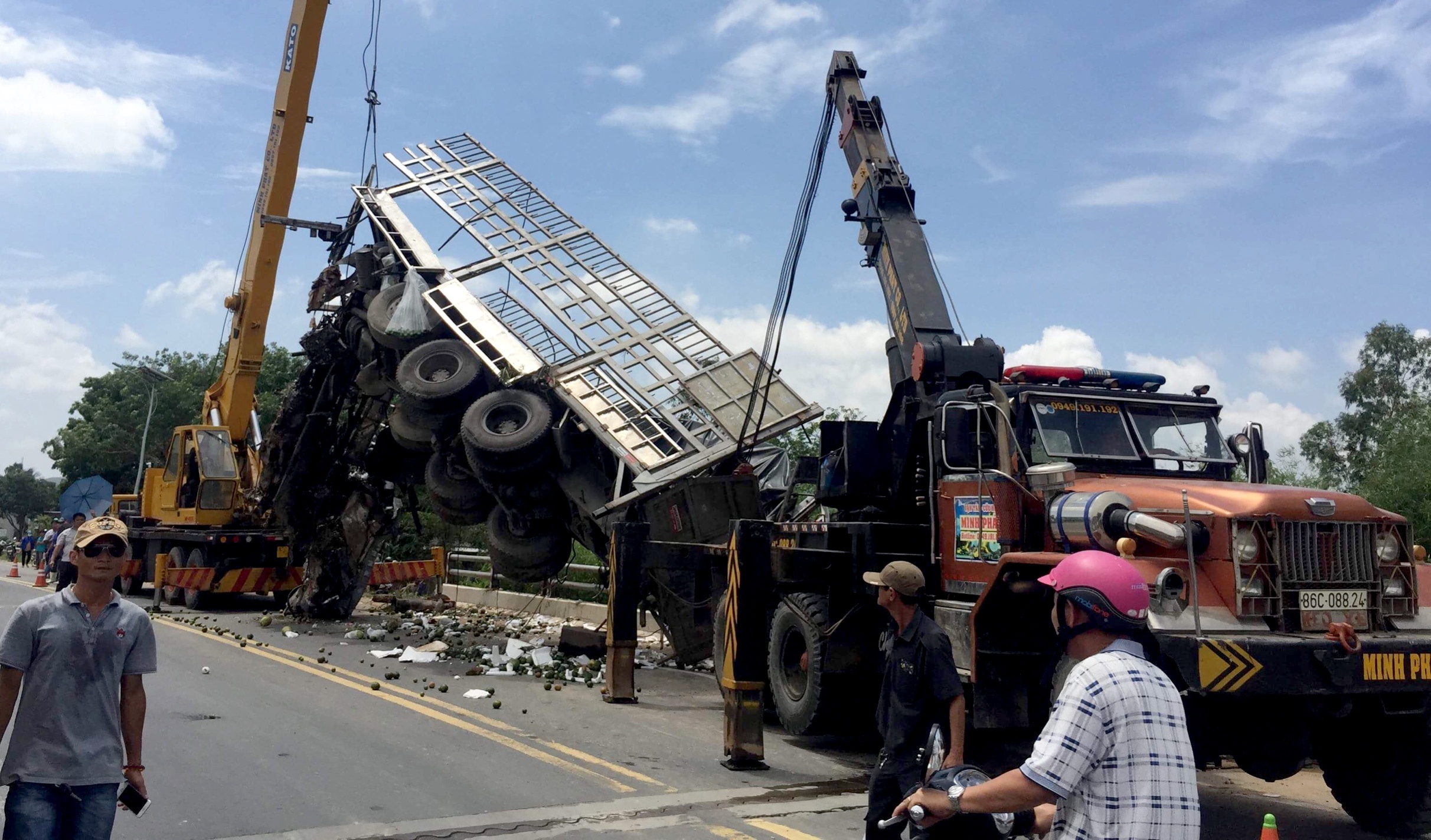 Phu xe tu vong khi oto tai lao xuong cau hinh anh