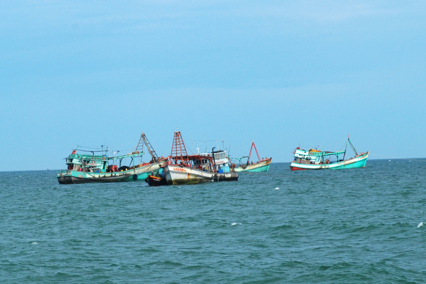 Tau ca Khanh Hoa chim, 10 ngu dan mat lien lac voi gia dinh hinh anh