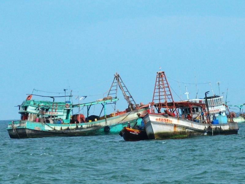 Tau gia cao bay trai phep tan cong luc luong kiem ngu hinh anh