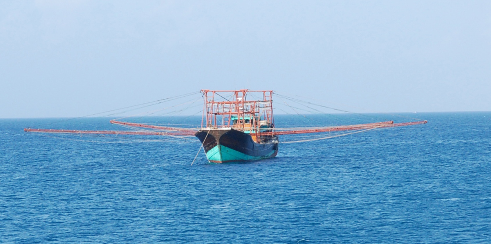 tau gia cao bay hoat dong trai phep anh 2