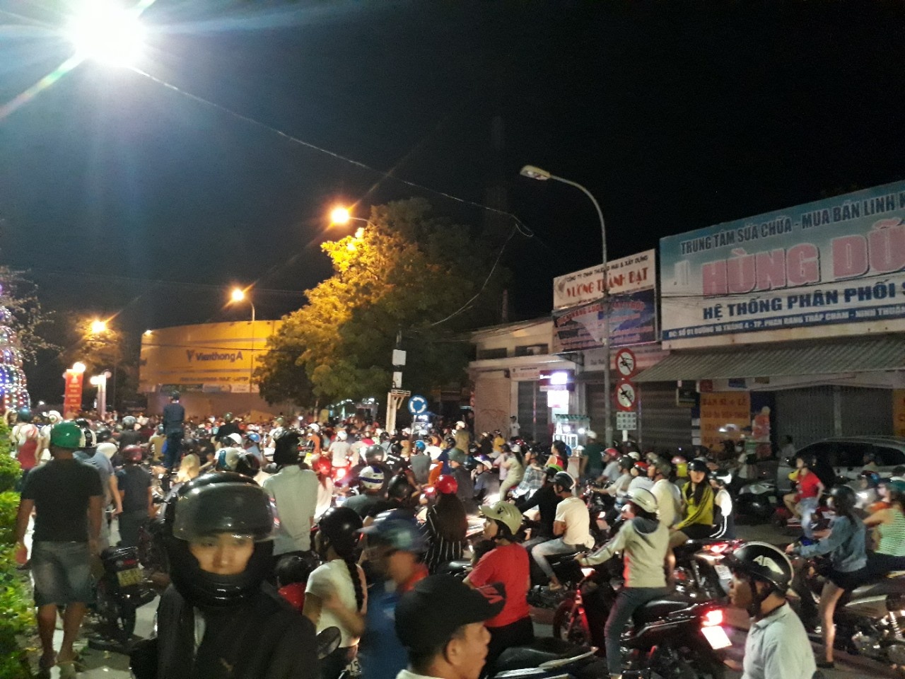 Cong an Ninh Thuan khoi to them 4 nguoi qua khich gay roi trat tu hinh anh