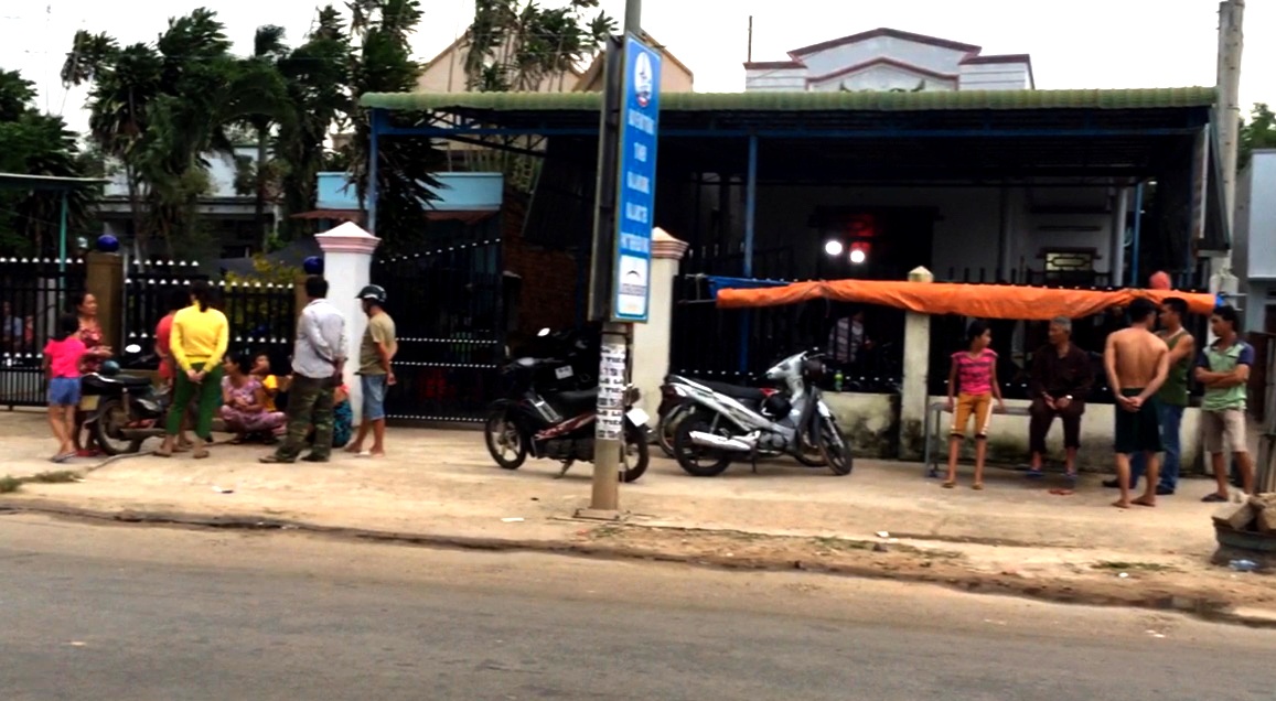 Hai nhom thanh nien hon chien, mot nguoi tu vong hinh anh