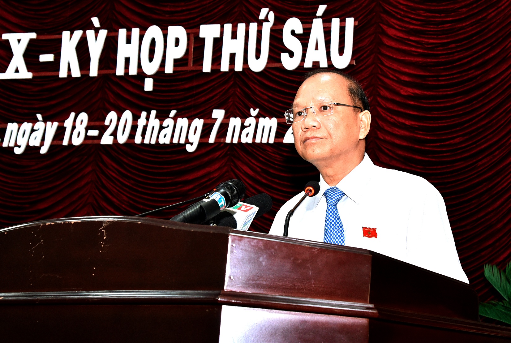 Bi thu Binh Thuan: Can bo khong di nuoc ngoai bang tien doanh nghiep hinh anh