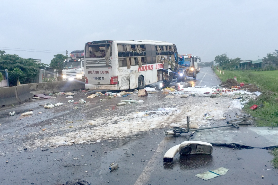 xe giường nằm lật nghiêng, 2 người chết ảnh 1 xe giuong nam lat nghieng, 2 nguoi chet anh 1