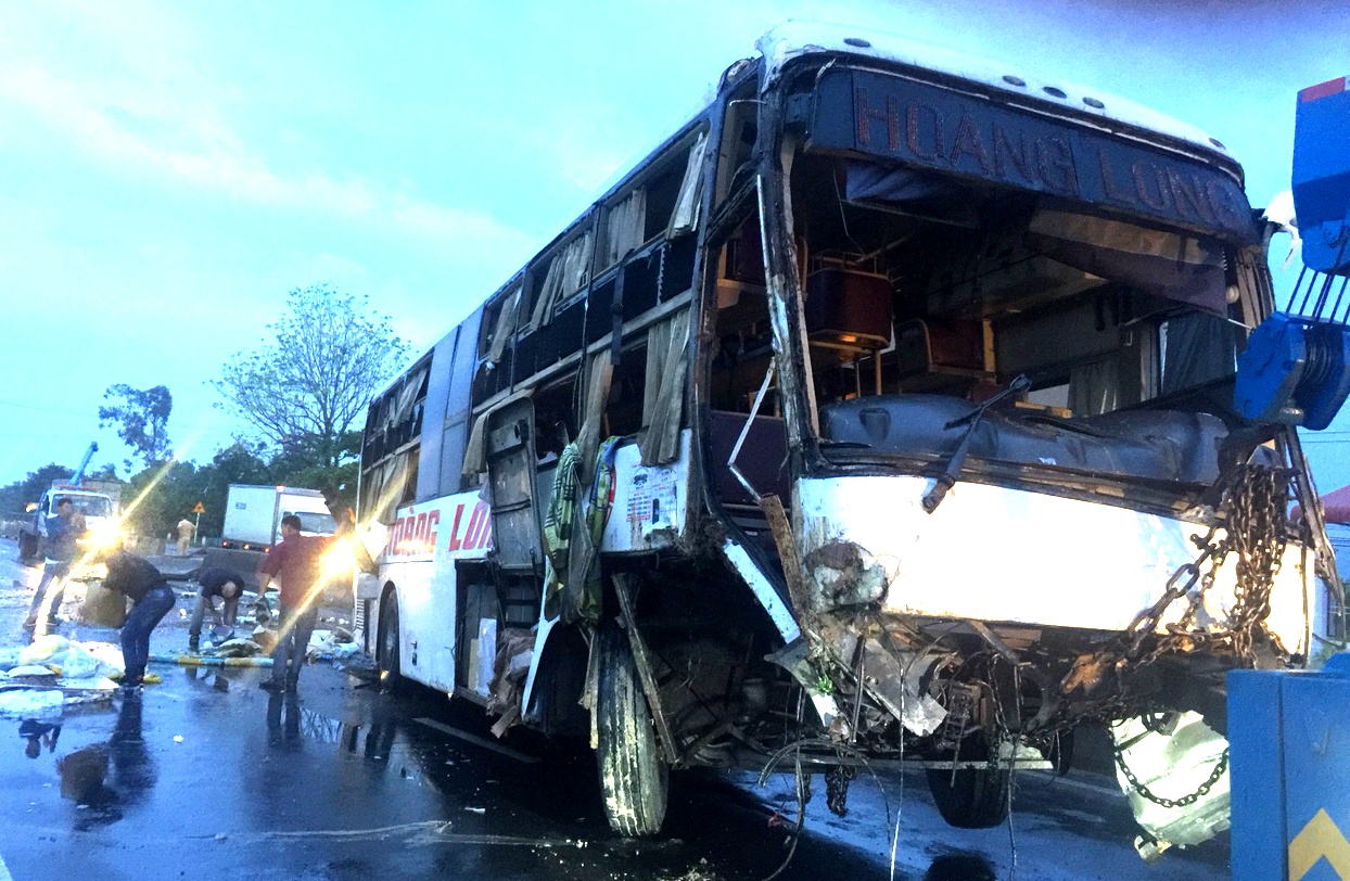 Xe khach giuong nam lat tren quoc lo, 2 nguoi tu vong hinh anh