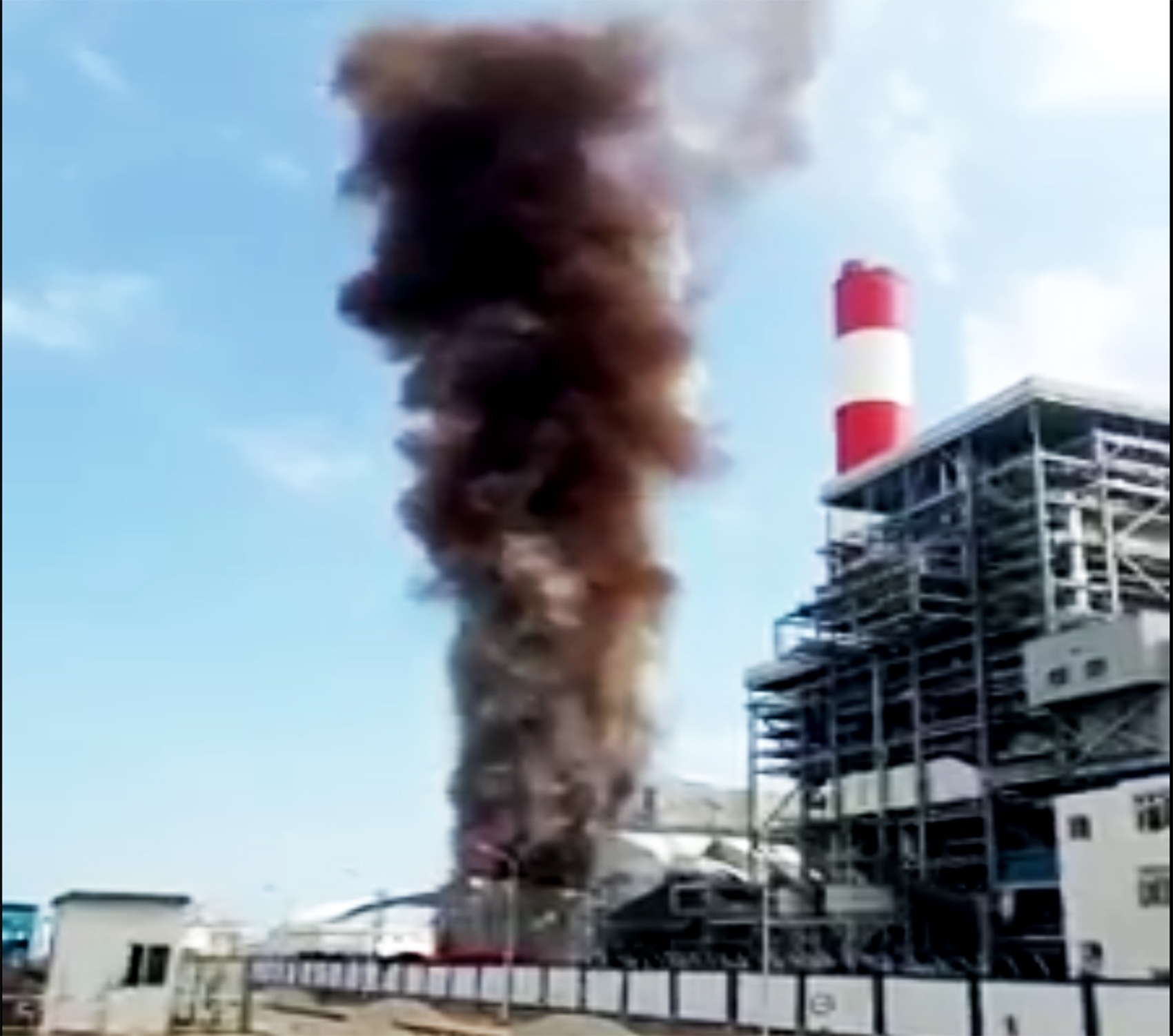 Cot khoi nau den cao hang chuc met xa ra tu Nhiet dien Vinh Tan 1 hinh anh