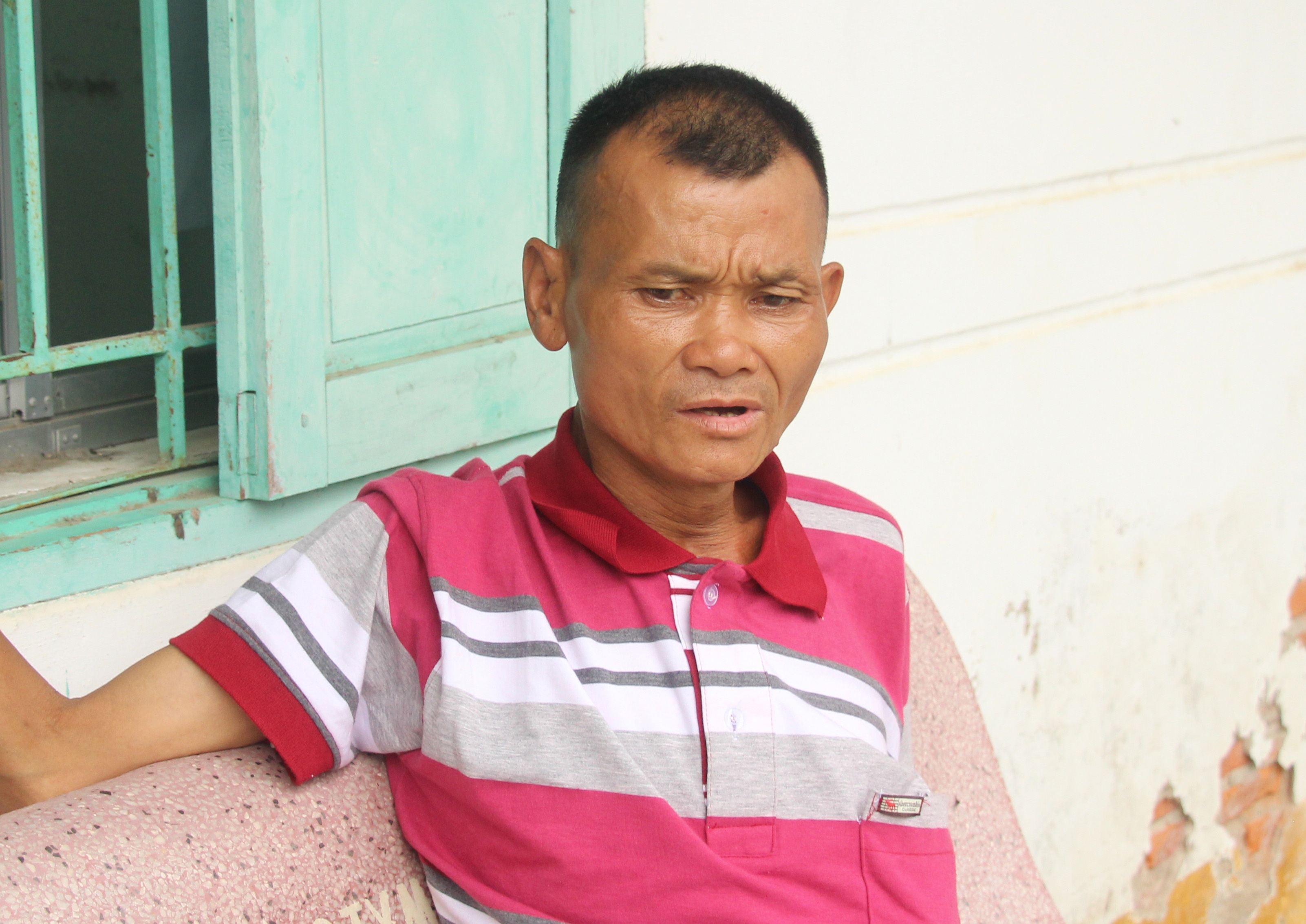 Bat nghi can co 4 tien an di trom tien va vang roi cho nguoi khac hinh anh