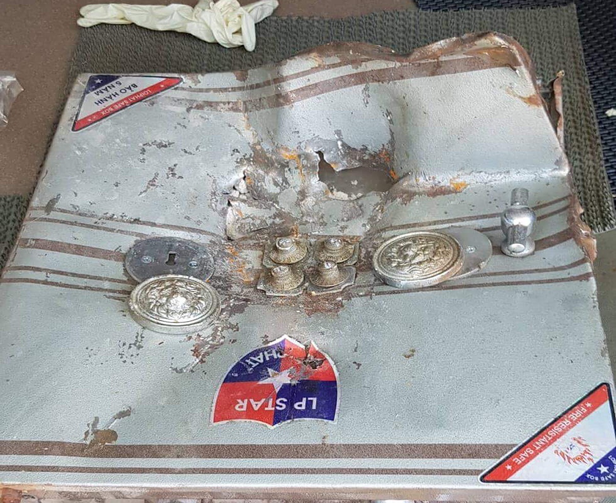 Trom ket sat mang ra nghia trang duc, lay 25 luong vang hinh anh