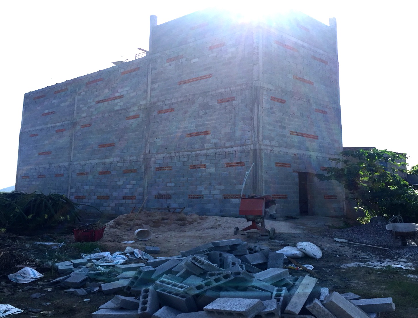 Sap gian giao thi cong nha nuoi yen, mot tho xay thiet mang hinh anh